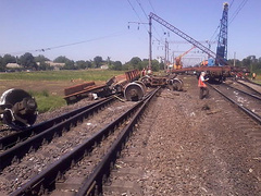 В субботу, 1 августа, в 1155 на железнодорожной станции «Людмиловка» Одесской железной дороги Братского района Николаевской области во время движения грузового подвижного состава, который состоит из 8 пустых платформ, 5 отцепились и 4 из них сошли с колеи