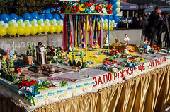 Жители Запорожья утром в субботу, 3 октября, устроили грандиозную давку, желая получить кусочек бесплатного торта, который раздавали на открытии традиционной Покровской ярмарки.