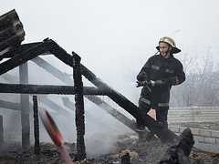 В Николаеве утром 25 декабря спасатели ликвидировали пожар крыши в административном здании предприятия на улице Конечная.