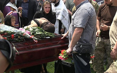 Во вторник, 26 мая, на Аллее военных героев на Лукьяновском военном кладбище Киева похоронили командира добровольческого батальона Темур Темура Юлдашева, погибшего девять месяцев назад