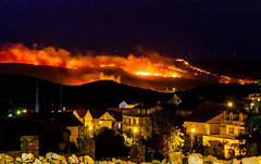 В Хорватии на побережье Адриатического моря в субботу, 27 июля, вспыхнула крупнейшая в этом году лесной пожар.