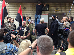 На месте убийства журналиста Олеся Бузины на улице Дегтяревской в Киеве представители «Правого сектора» и движения «Солидарность» установили собственную памятную доску.