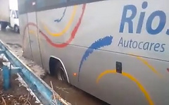 Пассажиры рейсового автобуса Николаев-Запорожье застряли на мосту в балке после села Меловое Херсонской области.
