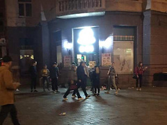 В Киеве 7 октября около 50-70 детей и подростков разгромили и ограбили продуктовый магазин на улице Грушевского.