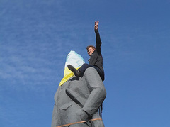 В городе Очаков на уцелевшем до сих пор памятнике «вождю мирового пролетариата» Владимиру Ленину 30 мая появились два флага Украины.