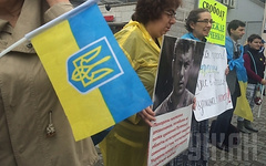 В Москве в воскресенье, 28 июня, состоялся санкционированный пикет против вторжения России в Украину - около 25 активистов движения «Солидарность», несмотря на дождь, вышли с плакатами на улицу.