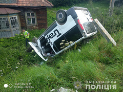 В воскресенье утром, 21 июля, в Сколевском районе Львовской области микроавтобус наехал на остановку общественного транспорта, в результате чего один человек погиб, еще двое госпитализированы.