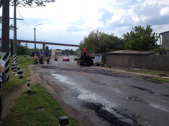 В Николаеве в среду, 12 мая, работники дорожного предприятия снова уложили асфальт в ямы с лужами, оставшимися после дождя.
