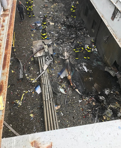 В центре Манхеттена в Нью-Йорке вертолет упал на крышу 54-этажного здания и загорелся.