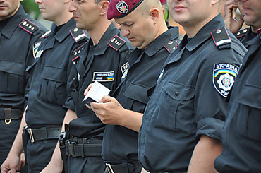 Результат пошуку зображень за запитом "беркут шмонает волонтеров"
