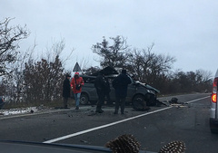 Днем в понедельник, 17 декабря, на трассе М-14 «Одесса-Мелитополь-Новоазовск» между селами Красное и Нечаяное произошло дорожно-транспортное происшествие при участии микроавтобуса «Volkswagen» и грузовика.