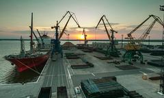 Кабинет министров Украины предложил Верховной Раде исключить Николаевский морской торговый порт и Специализированный морской порт «Октябрьск» из списка объектов, не подлежащих приватизации.