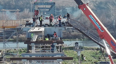 В Станице Луганской 2 ноября начался монтаж второй металлоконструкции моста через реку Северский Донец.