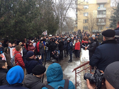 В городе Измаил, Одесской области, люди собрались на митинг, протестуя против бездеятельности На Одесчине люди вышли на протест против бездействия милиции.