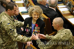 В пятницу, 8 мая, народные депутаты вмести с украинскими военными в здании Верховной Рады поздравили ветеранов.