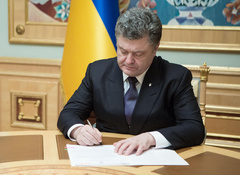 Президент Украины Петр Порошенко подписал указ, которым присвоил звание «Мать-героиня» 1 тысяче 85 украинским женщинам. Из них 12  из Николаевской области.