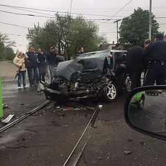 В Краматорске Донецкой области утром 1 мая автомобиль «ВАЗ-2115» врезался в маршрутное такси