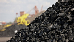 В январе-июне 2019 года Украина купила угля на почти 1,5 миллиардов долларов. Основной поставщик угля - Россия, она продала Украине угля на почти миллиард долларов.