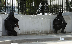 В Тунисе во время спецоперации убиты двое боевиков, которые напали на примыкающее к парламенту здание музея, и убили туристов
