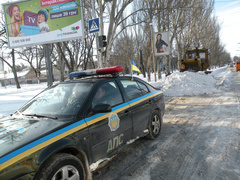 Госавтоинспекция в Николаевской области призывает водителей не оставлять свои транспортные средства на проезжей части, так как это затрудняет работы по очистке улично-дорожной сети от последствий непогоды