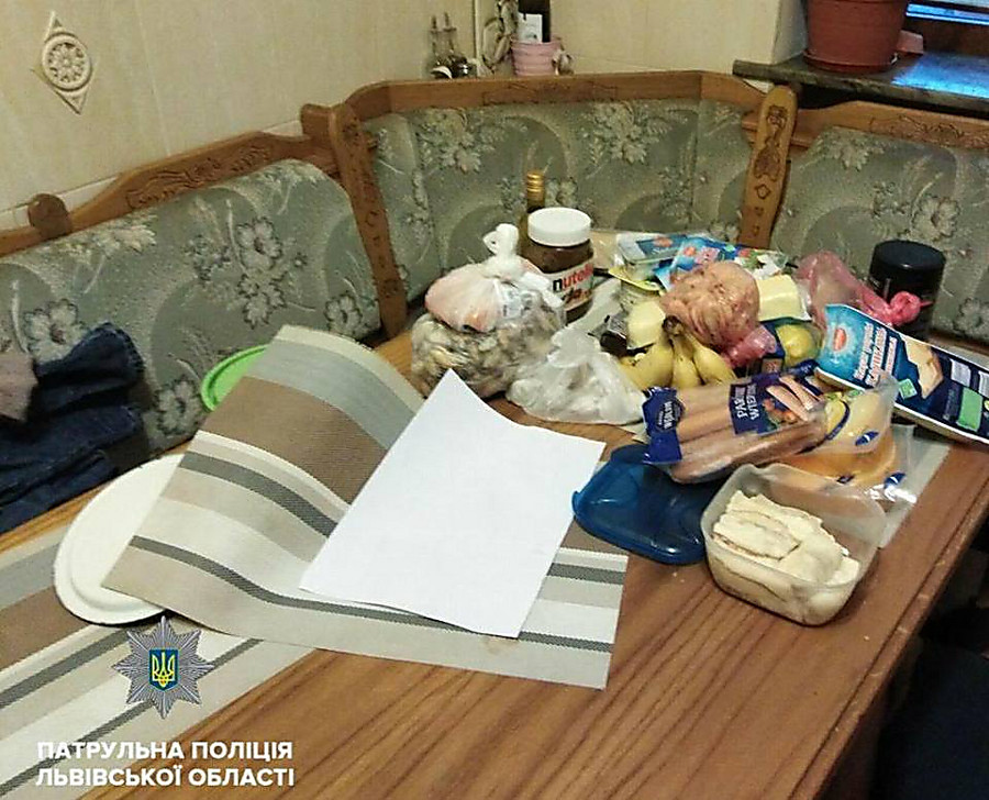 Во Львове полиция задержала мужчину, который влез в дом и принял душ ...
