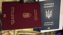 Власти Венгрии вынуждены забирать обратно паспорта, которые раздавали жителям Закарпатья. Выяснилось, что часто их получали не этнические венгры, а украинцы с липовыми документами.